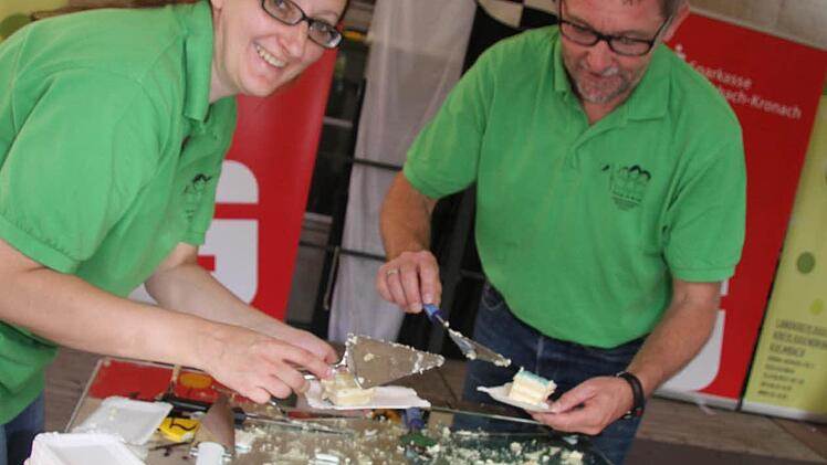 Melanie Dippold und Jürgen Ziegler schneiden die Jubiläums-Torte an. Foto: Sonja Adam