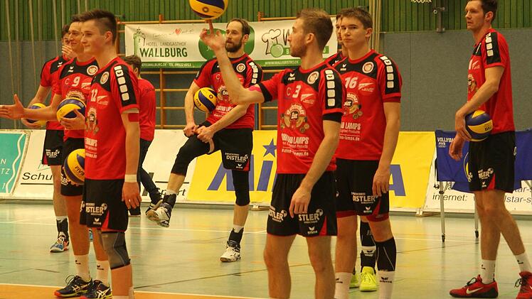 Bester Laune gehen die Volleyballer des VC Eltmann, von links Mircea Peta (fast verdeckt), Hans-Peter Nürnberger, Tobias Werner, Christian Nowak, Johannes Engel, Sebastian Richter (fast verdeckt), Nico Bitsch und Sven Kellermann, in die zweite Saisonhälfte. Nach fünf Siegen hintereinander ist im Titelrennen alles drin.