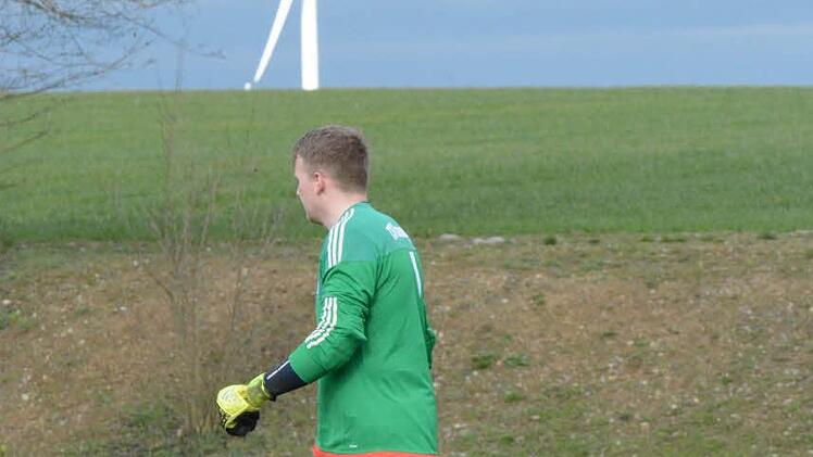 Torwart Florian Erhard (TSV Rannungen) muss nicht am (Wind-)Rad drehen. Alles im grünen Bereich. Foto: ssp