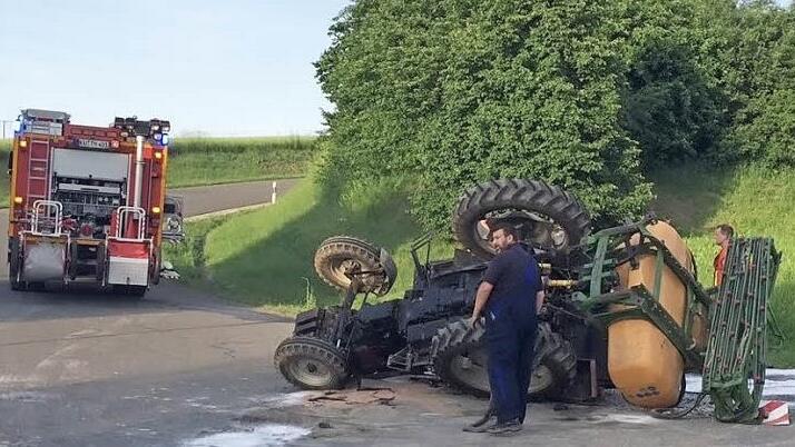 Nichts mehr zu machen - der Traktor ist Totalschaden. Foto: Christian Holhut