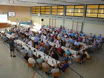 Bis auf den letzten Platz besetzt war die Bürgerinformationsveranstaltung in Rannungen, die in der Mehrzweckhalle stattfand. Foto: Björn Hein