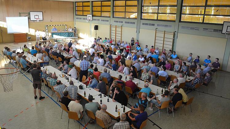 Bis auf den letzten Platz besetzt war die Bürgerinformationsveranstaltung in Rannungen, die in der Mehrzweckhalle stattfand. Foto: Björn Hein