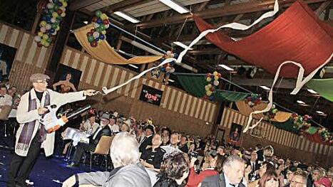 Mit einfachen Hilfsmitteln lässt Doc Shredder (Gerd Waree) eine Rolle Papier über das Puplikum regnen