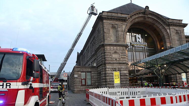 Feuerwehreinsatz am Nürnberger Hauptbahnhof am Freitagabend. Foto: NEWS5