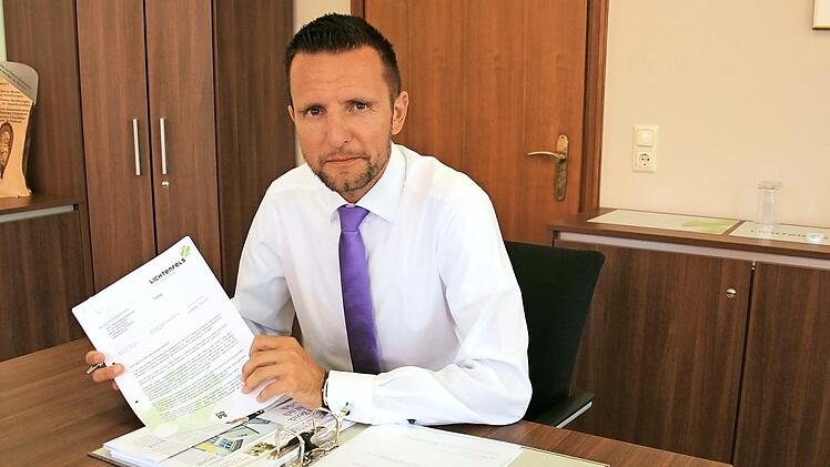 Andreas Hügerich zeigt sein Schreiben an Günther Denzler. Eine Antwort bekam er bisher nicht.
