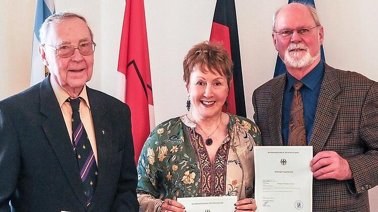 Seit vielen Jahren im Lande, jetzt aber offiziell Besitzer der deutschen Staatsbürgerschaft (von links): Alan Stockbridge sowie die Eheleute Chris Atkinson-Price und Adrian Price