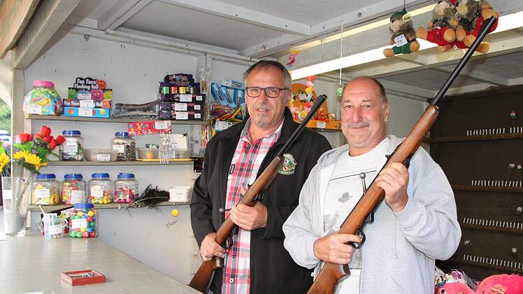 Roland Kömpel und 1. Schützenmeister Hubert Phillipp am Stand des Bürger- und Schützenvereins. Foto: Ulrike Müller
