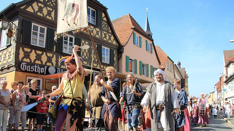 Der Einzug des historischen Handwerks ist ein Höhepunkt des Altstadtfestes.