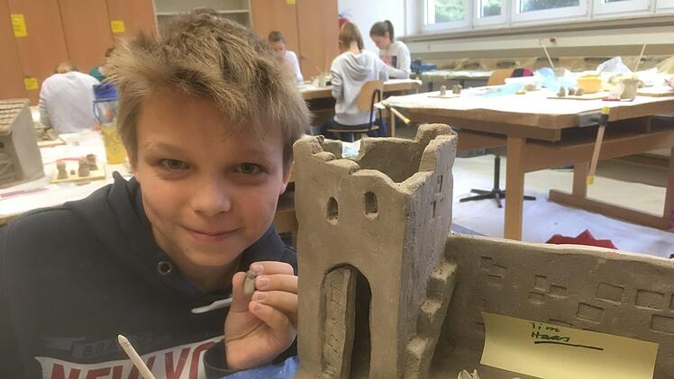 Tim Haas mit  seiner Kinderkrippe.