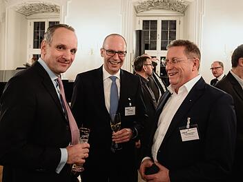 Patrick Boos (von links) auf dem Neujahrsempfang von Baur zusammen mit Landrat Christian Meißner und Bezirkstagspräsident Henry Schramm Fotos: Tobias Kindermann