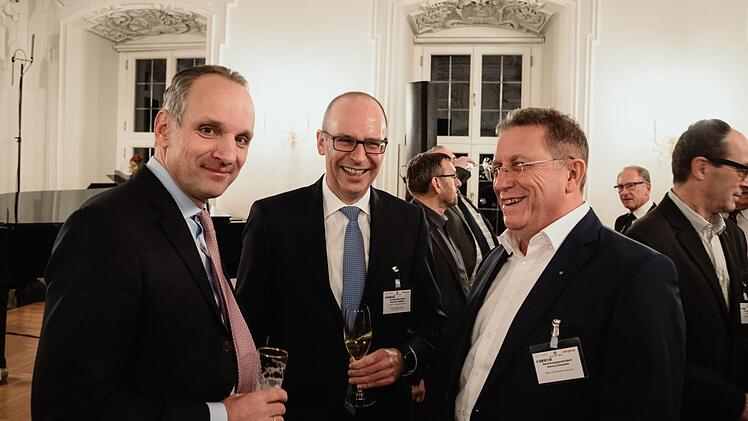 Patrick Boos (von links) auf dem Neujahrsempfang von Baur zusammen mit Landrat Christian Meißner und Bezirkstagspräsident Henry Schramm Fotos: Tobias Kindermann
