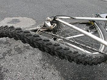 Nach einem schweren Unfall einen Seniorin, die mit ihrem E-Bike gegen eine Hauswand krachte, hat die Polizei zwei Warnungen für Radfahrer veröffentlicht. Symbolbild: Konstanze Gruber/Adobe Stock