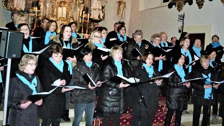 SanVoices begeisterte in der St. Barthomäuskirche mit einem breiten Repertoire von lebendigen Liedern zur Adventszeit.  Fotos: Werner Reißaus