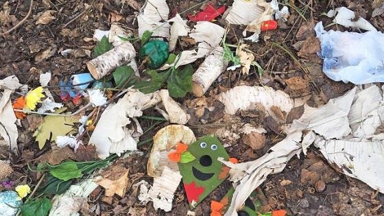 Der Müll scheint von einer Party zu stammen.