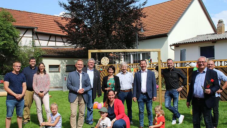 Auch eine Bobbycar-Bahn gibt es: Verantwortliche und teilweise Sponsoren stellen sich zum Erinnerungsfoto.