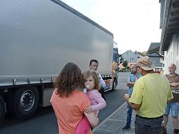 Die Anwohner in Marienroth schauen besorgt auf die Ortsdurchfahrt. B&uuml;rgermeister Stefan Heinlein machte sich vor Ort ein Bild von der brisanten Situation und will sich in Zusammenarbeit mit der Polizei f&uuml;r Verbesserungen einsetzen.
