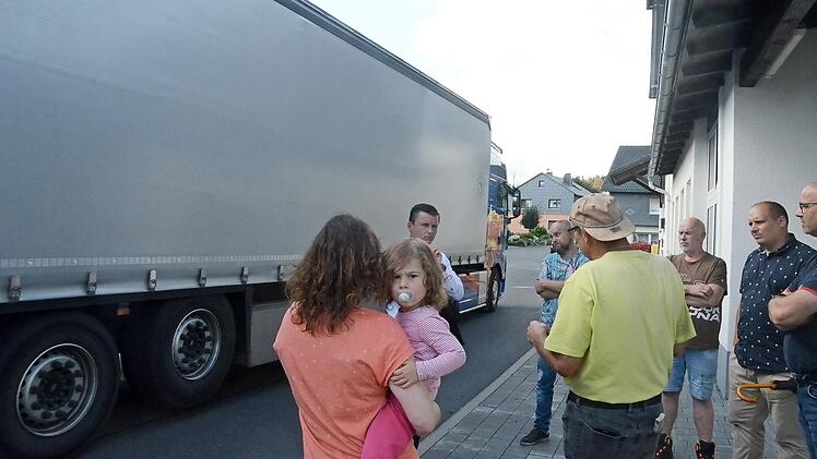 Die Anwohner in Marienroth schauen besorgt auf die Ortsdurchfahrt. B&uuml;rgermeister Stefan Heinlein machte sich vor Ort ein Bild von der brisanten Situation und will sich in Zusammenarbeit mit der Polizei f&uuml;r Verbesserungen einsetzen.