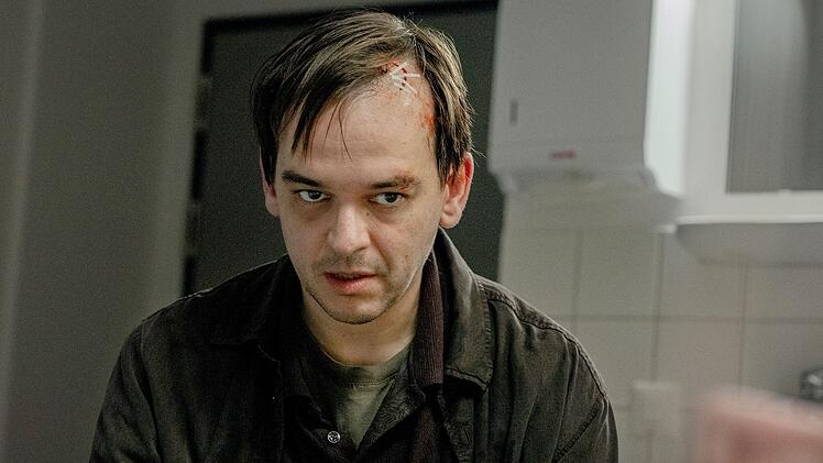 Simon Berger (Martin Vischer), der Entwicklungschef des gehackten Medizingeräteherstellers, hat ein schlechtes Gewissen.