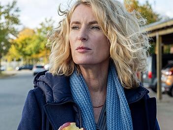 Charlotte Lindholm (Maria Furtwängler) ist zurück aus Göttingen und wieder als Solo-Ermittlerin fürs LKA Hannover aktiv. Ihr erster Einsatz führt sie in die norddeutsche Apfelanbauregion Altes Land. Hier wurde ein Arbeiter von einer Maschine geköpft. Unfall oder doch eher Mord? Immerhin fehlt der Kopf des Opfers ...