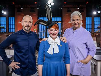 Moderiert wird "Das gro&szlig;e Promibacken - Osterspezial" von Enie van de Meiklokjes (Mitte). Sechs Promis m&uuml;ssen Bettina Schliephake-Burchardt (rechts) und Christian H&uuml;mbs von ihren Backk&uuml;nsten &uuml;berzeugen.