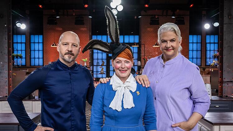 Moderiert wird "Das gro&szlig;e Promibacken - Osterspezial" von Enie van de Meiklokjes (Mitte). Sechs Promis m&uuml;ssen Bettina Schliephake-Burchardt (rechts) und Christian H&uuml;mbs von ihren Backk&uuml;nsten &uuml;berzeugen.