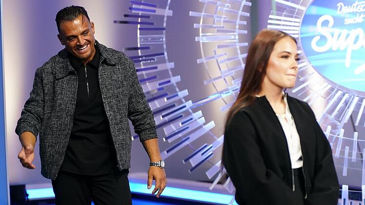 Nachdem Jiepen gesungen hatte und mit drei Nein-Stimmen ausgeschieden war, wurde ihr begleitender Vater hereingebeten: Menowin Fr&ouml;hlich, Zweiter der siebten DSDS-Staffel.