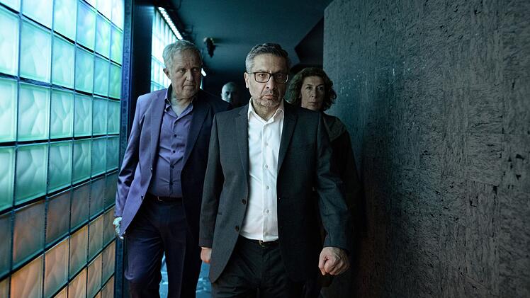 Der Bruder des georgischen Mafia-Paten in Wien wurde erschossen. Deshalb m&uuml;ssen Moritz Eisner (Harald Krassnitzer, links) und Bibi Fellner (Adele Neuhauser) jenem Beka Datviani (Lasha Bakradze) einen Besuch abstatten.