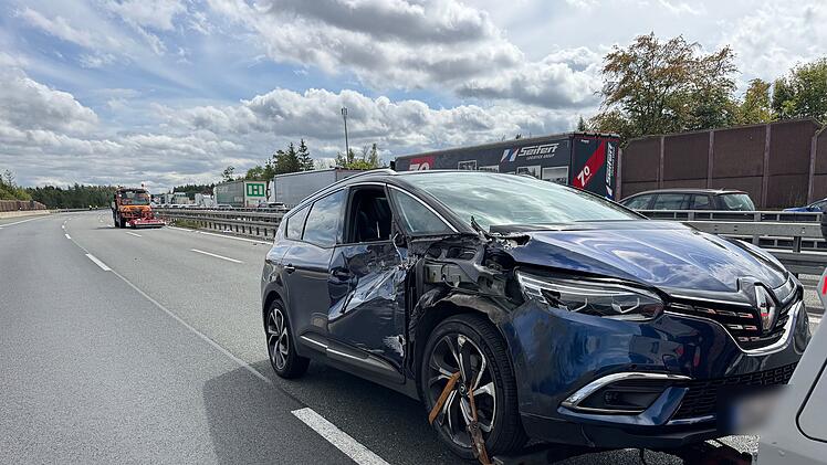 Tausende Red-Bull Flaschen auf der A9 bei Hof
