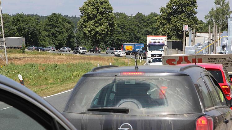 Wer durch Haßlach fahren wollte, musste Geduld mitbringen. Foto: Jan Koch