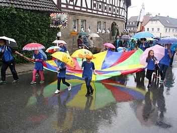 Die Kinder vom Turnverein Schwürbitz machten den trüben Tag zumindest etwas bunter. Fotos: Horst Habermann