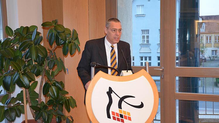 Claus Schenk Graf von Stauffenberg, ein Enkel des "Hitler-Attentäters", bei seinem Grußwort im Hirschaider Rathaus