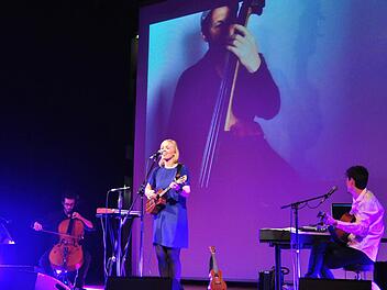 Beim Tourneeauftakt in Haßfurt spielte das Duo "Carolin No" auch Mitschnitte von Sessions mit befreundeten Kollegen (hier der Kontrabassist Felix Wiegand im Hintergrund) ein. Im Vordergrund (von links) der Gast-Cellist Tilmann Wehle sowie das Duo Caro und Andi Obieglo. Foto: Ulrike Langer