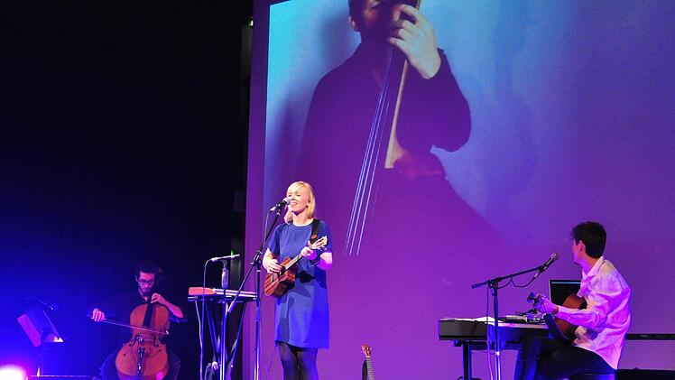 Beim Tourneeauftakt in Haßfurt spielte das Duo "Carolin No" auch Mitschnitte von Sessions mit befreundeten Kollegen (hier der Kontrabassist Felix Wiegand im Hintergrund) ein. Im Vordergrund (von links) der Gast-Cellist Tilmann Wehle sowie das Duo Caro und Andi Obieglo. Foto: Ulrike Langer