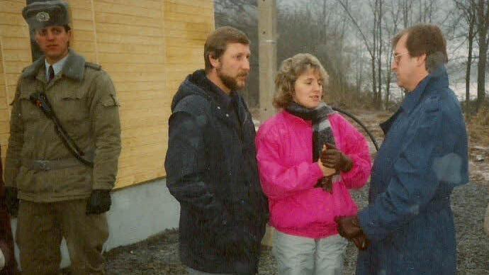 Der damalige Pressiger Bürgermeister Georg Konrad (rechts) im Gespräch mit seiner Heinersdorfer Kollegin Marlies Plessney und ihrem Mann. Links ein DDR-Grenzsoldat.  Foto: Archiv