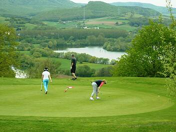 Bei der grünen Idylle wird es bleiben auf der Steinbacher Höhe - ein Golfhotel soll dort erst einmal nicht gebaut werden und wäre wahrscheinlich auch schwierig in der Genehmigung: Bei der Jahresversammlung des Golfclubs Haßberge am Donnerstag wurde der Punkt auch aufgrund der dünnen Informationsbasis abschlägig beschieden. Foto: Sabine Weinbeer