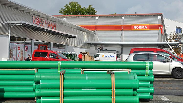 Links Rossmann, im Hintergrund Norma: Die ersten Märkte in den Klingenwiesen an der Erlanger Straße öffnen in wenigen Tagen.