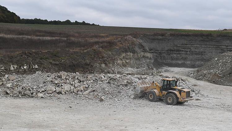 600 Tonnen Gestein wurden gesprengt. Arbeit für den Radlader. Foto: Ronald Rinklef