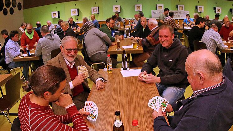 Schafkopf statt Schießen: zum traditionellen Turnier der königlich -privilegierten Schützengesellschaft Münnerstadt kamen 60 Frauen und Männer ins  Schützenhaus und spielten vier Stunden lang.  Dieter Britz