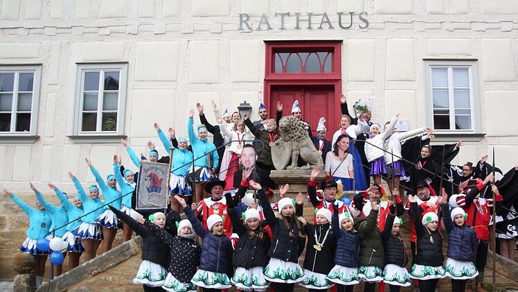 Beim Rathaussturm in Se&szlig;lach. - Foto: Bettina Knauth