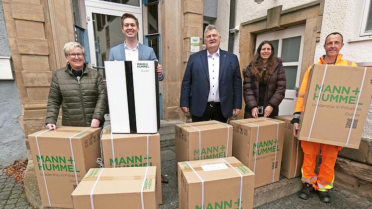 Die Freude war groß, als Marian Wenking von der Firma Mann + Hummel zwölf mobile Anti-Covid-Luftreiniger übergab. Im Bild (von links) Kita-Leiterin Gerlinde Becke, Marian Wenking, Bürgermeister Gerhard Schneider, Verena Benker von der Kita und Michael Pochanke vom Bauhof.