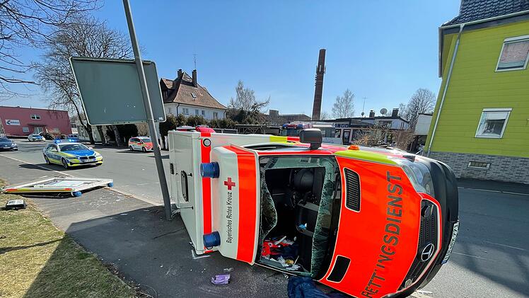 Marktredwitz: Rettungswagen auf Einsatzfahrt verunglückt