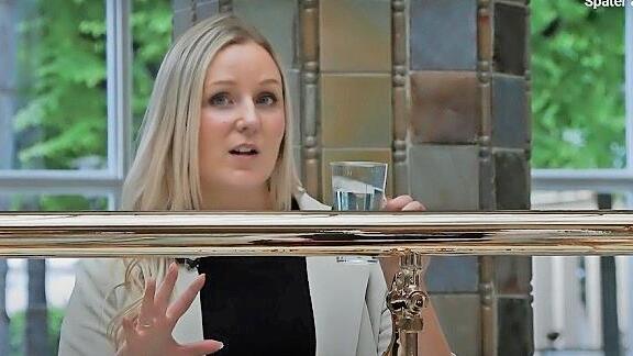 Moderatorin Ellen Coughlan von Globe Trotter TV in der englischsprachigen Serie &bdquo;Amazing Spa Towns of Europe&ldquo; beim Brunnenausschank in Bad Kissingen.