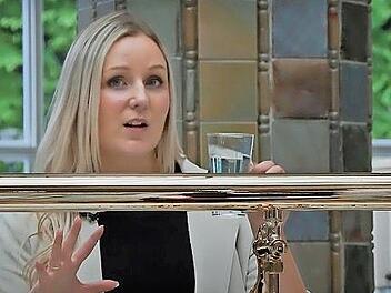 Moderatorin Ellen Coughlan von Globe Trotter TV in der englischsprachigen Serie „Amazing Spa Towns of Europe“ beim Brunnenausschank in Bad Kissingen.