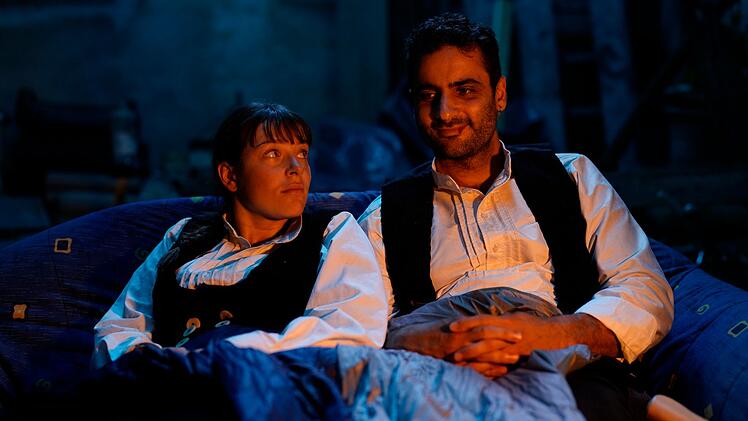 Obwohl sie auf ihrer Reise auch immer wieder aneinandergeraten, verstehen sich Maria (Ronja Rath) und Cem (Sohel Altan Gol) im Grunde gut. Allerdings hat Maria das Gefühl, dass der Altgeselle ein Geheimnis mit sich herumträgt. Warum tickt er manchmal so schnell aus?