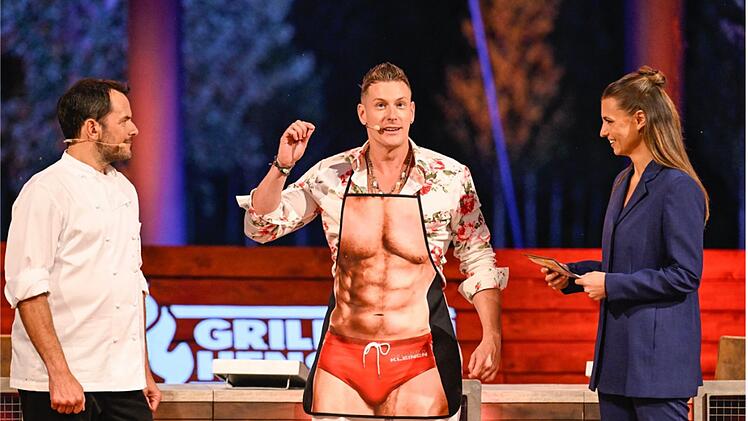 Das Auge grillt mit: Calvin Kleinen arbeitete beim "Grill den Henssler Sommer-Special" (VOX) in kesser Chippendale-Schürze. Laura Wontrra fand's heiß, Steffen henssler ließ es kalt.
