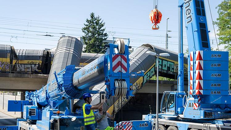 Nach dem Absturz zweier G&uuml;terzug-Waggons von einer Br&uuml;cke
