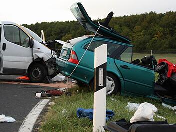 Ein Transporter und ein Auto waren auf der Kreuzung der Staatsstraße 2445 und der Kreisstraße 43 miteinander kollidiert.  Foto: Annett Lüdeke