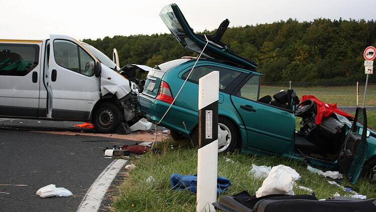 Ein Transporter und ein Auto waren auf der Kreuzung der Staatsstraße 2445 und der Kreisstraße 43 miteinander kollidiert.  Foto: Annett Lüdeke