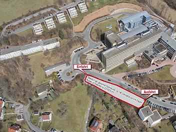 Entlang der Auffahrt soll das neue Parkhaus entstehen. Foto: Ingo Bär/Grafik Dietmar Rothe