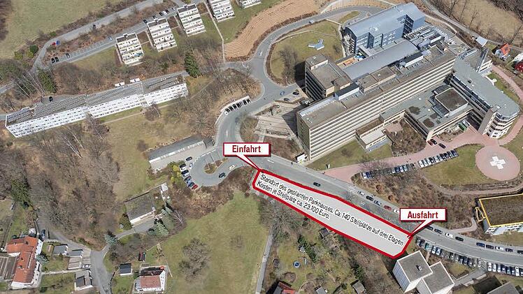 Entlang der Auffahrt soll das neue Parkhaus entstehen. Foto: Ingo Bär/Grafik Dietmar Rothe